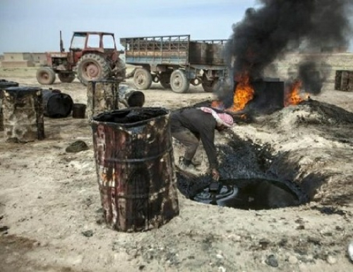 تكرير النفط بدائياً في ادلب بعد رحلة طويلة من الشرق السوري