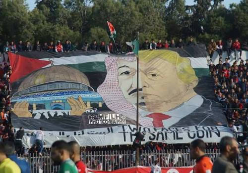 ردود فعل متباينة حول حادثة رفع صورة الملك سلمان وترامب في ملعب بالجزائر