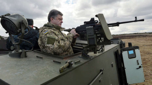 الرئيس الأوكراني بوروشينكو : نحتاج إلى الأسلحة الأمريكية للدفاع وليس للهجوم