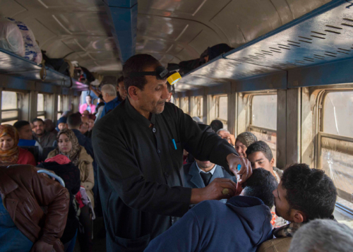 طبيب مصري يعالج ركاب القطارات مجانا