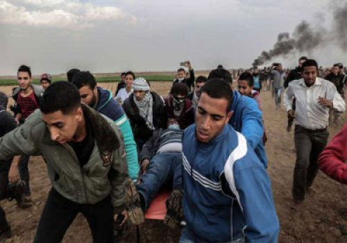 مقتل فلسطيني برصاص الجيش الإسرائيلي وعشرات المصابين بمواجهات في غزة