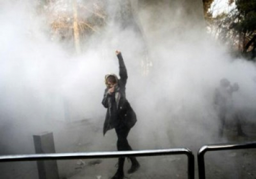 ارتفاع عدد القتلى من المتظاهرين الإيرانيين الى 12 شخصا ومسلحون يهاجمون مخافر للشرطة وقواعد عسكرية