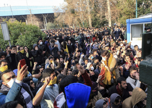 احتجاجات إيران تكسر المحرمات: تمزيق صورة الخميني وخامنئي