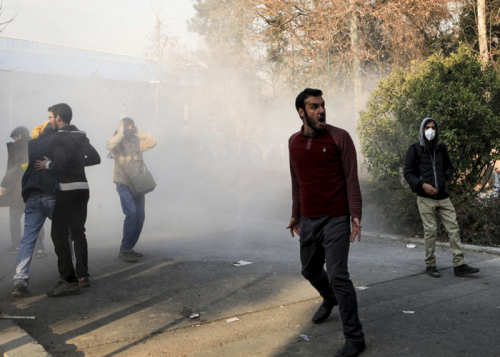 صخب الاحتجاجات في إيران يعلو وحزب الله يقلق