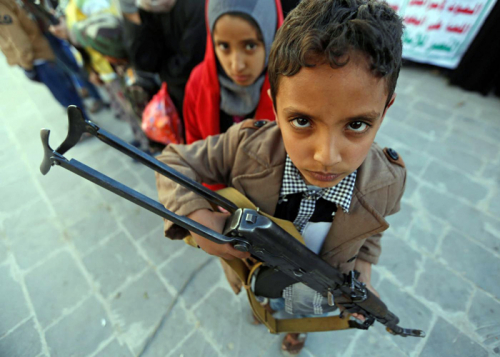 اليمن .. الحوثيون يلجؤون للتجنيد الإجباري لكي يواروا خسائرهم