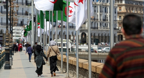 الجزائر ترفع الرسوم الجمركية على واردات مئات السلع