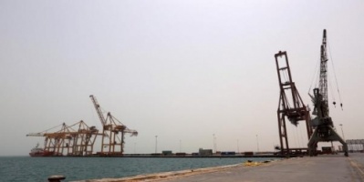 التحالف بقيادة السعودية يشن غارات جوية على ميناء الحديدة اليمني