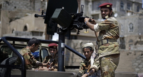 سفير أمريكي سابق يفجر مفاجأة وراء تأخر رواتب جنود الجيش اليمني (فيديو)