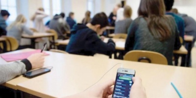 هل من الضروري منع الهواتف في المدارس؟