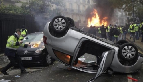 فرنسا تدرس فرض حالة الطوارئ مع تصاعد احتجاجات "السترات الصفراء"