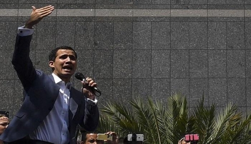 انقلاب في فنزويلا.. رئيس البرلمان الفنزويلي يعلن نفسه “رئيسا” للبلاد أمام آلاف المؤيدين وترامب يعترف به