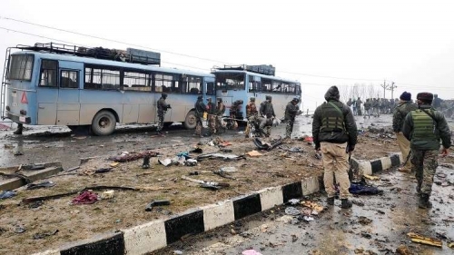الهند : مقتل 44 من الشرطة الهندية في هجوم انتحاري بسيارة ملغومة 
