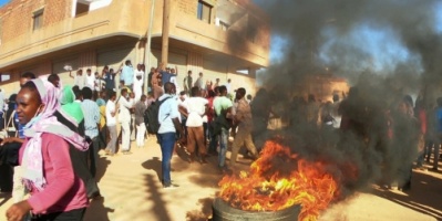 الشرطة السودانية تفرق مئات المحتجين بقنابل الغاز في أم درمان