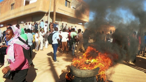 الشرطة السودانية تفرق مئات المحتجين بقنابل الغاز في أم درمان