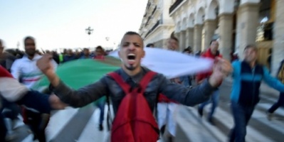 صدامات بين الشرطة الجزائرية ومتظاهرين يحتجون على ولاية خامسة لبوتفليقة