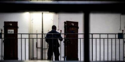 هجوم إرهابي" داخل سجن فرنسي.. والمهاجم يرفض تسليم نفسه