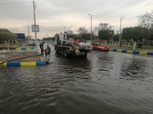 مصر: الأمطار تُغرق الإسماعيلية والدفع بـ 15 سيارة مُجهزة لشفط المياه من الشوارع 