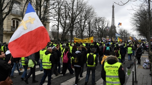فرنسا : محتجو "السترات الصفراء" ينظمون اعتصاما قرب برج إيفل 
