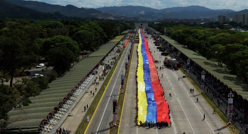 فنزويلا تمهل الدبلوماسيين الأمريكيين 72 ساعة لمغادرة البلاد