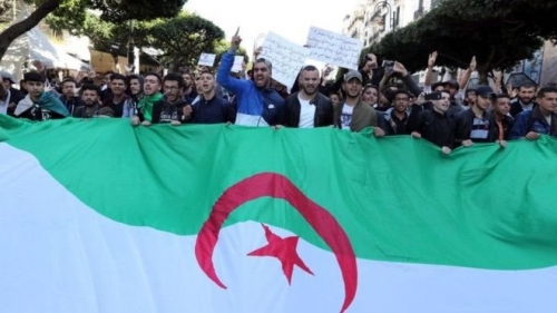 #الجزائر: آلاف المحتجين يتظاهرون ضد تمديد ولاية بوتفليقة# وسط اجراءات أمنية مشددة