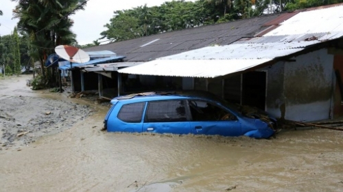 # ادارة الكوراث : ارتفاع حصيلة ضحايا فيضانات اندونيسيا# الى 89 قتيلا 