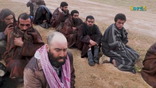 استسلام مقاتلين من داعش بعد خروجهم من #أنفاق في الباغوز 
