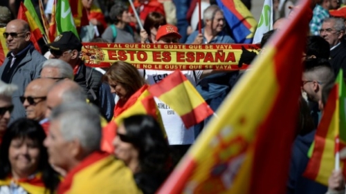 #برشلونة : مواجهات بين انفصاليين كاتالونيين# ومناصرين لحزب يميني قومي
