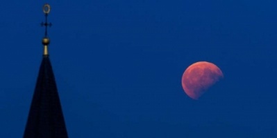 "القمر الوردي".. ظاهرة فلكية "ساحرة" آخر الأسبوع