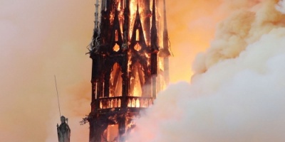 #أشهرالصحف الصربية تصف حريق كاتدرائية نوتردام# بـ"عقاب من الله"