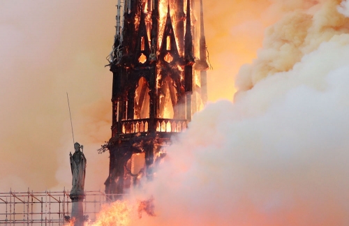 #أشهرالصحف الصربية تصف حريق كاتدرائية نوتردام# بـ"عقاب من الله"
