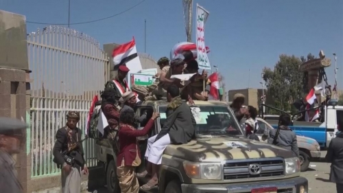 #اليمن .. المشرفين الحوثيين يصادرون حصص النازحين #ويعتدون عليهم.