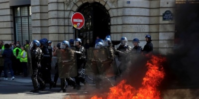 #باريس : مواجهات بين متظاهري #السترات الصفراء#والشرطة الفرنسية