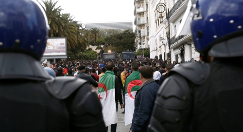 #بعد شهر على رحيل الرئيس السابق الآلاف يتظاهرون في #الجزائر ضد "النخبة الحاكمة"