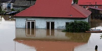 #عشرة قتلى على الأقل وآلاف النازحين عقب #فيضانات شديدة في إندونيسيا
