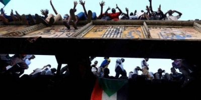 #السودان.. حشود غفيرة في "موكب المليون"# أمام مقر الجيش