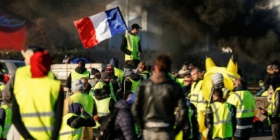 "السترات الصفراء" يخرجون في مظاهرة عنوانها التنديد بالعنف الذي تمارسه الشرطة الفرنسية