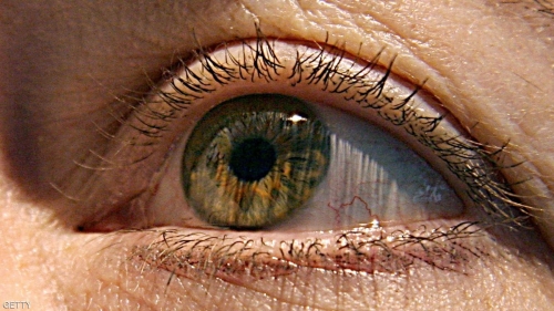 علماء ينجحون في صناعة عدسة لاصقة تكبر وتصغر "بطرفة العين"