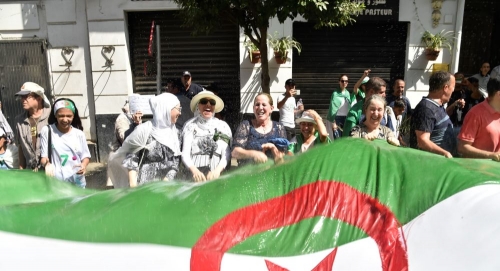 آلاف يتظاهرون في الجزائر بالجمعة الـ26 من مسيرات الحراك الشعبي