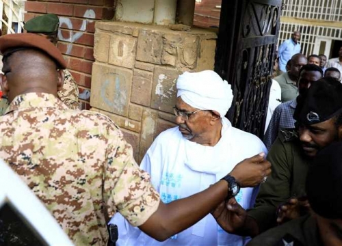 السودان ... الرئيس المعزول عمر البشير يمثل أمام القضاء لبدء محاكمته بتهمة الفساد