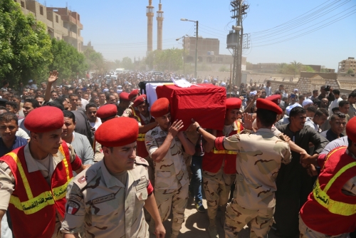 مصر ... جنازة عسكرية مهيبة لشهيد القوات المسلحة أبن محافظة قنا