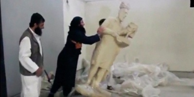 العراق : "داعشي" حطم آثار متحف الموصل يقع بيد قوات الشرطه (صورة)