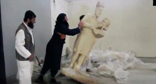 العراق : "داعشي" حطم آثار متحف الموصل يقع بيد قوات الشرطه (صورة)