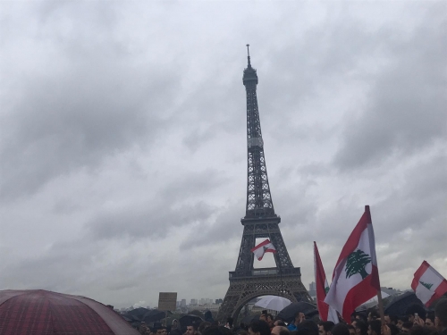 دعما لمظاهرات تطالب بتحسين الأوضاع في لبنان...آلاف اللبنانيين يحتشدون وسط باريس