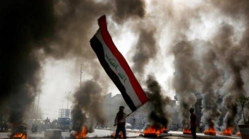 بعد مقتل 25 متظاهرا ... محتجون يحاصرون مقر شرطة ذي قار العراقية 