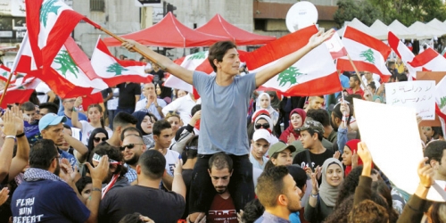 لبنان ... الجيش يفض اشتباكا بين محتجين وحراس نائب برلماني