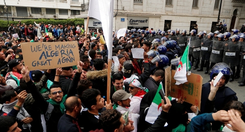  شاركوا في الحراك الشعبي ... السلطات الجزائرية تعلن ترحيل 24 أجنبيا