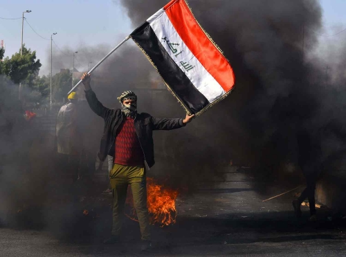 العراق ... مجهولون يضرمون النار في خيام المحتجين وسط بغداد ومحافظة ذي قار
