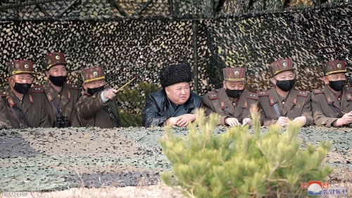 بقلب ميت.. زعيم كوريا الشمالية يحضر تدريبات عسكرية بدون "قناع طبى"