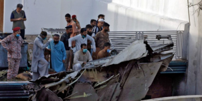 باكستان ..97 قتيلاً وناجيان في حادث تحطم طائرة الركاب