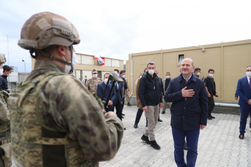 في خطوة أثار جدلا واسعا .. وزير الداخلية التركي يدخل الأراضي السورية مهنئا جنود بلاده بالعيد 